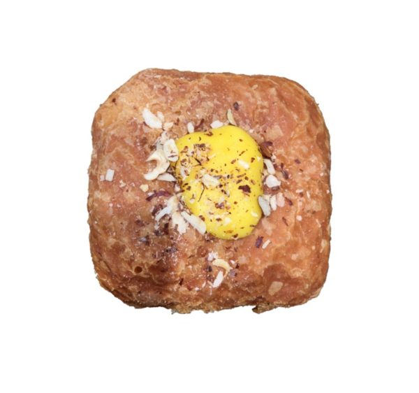 Fastelavnsbolle med creme, fløde og sveske